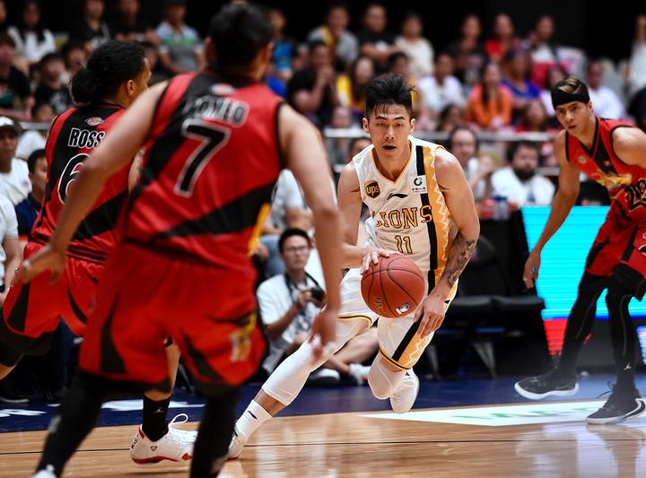 广厦男篮训练开放日；清晨回应争议引欢呼；荷甲在即；资深球员宣示担当(贾旭明新闻晚知道完整版)